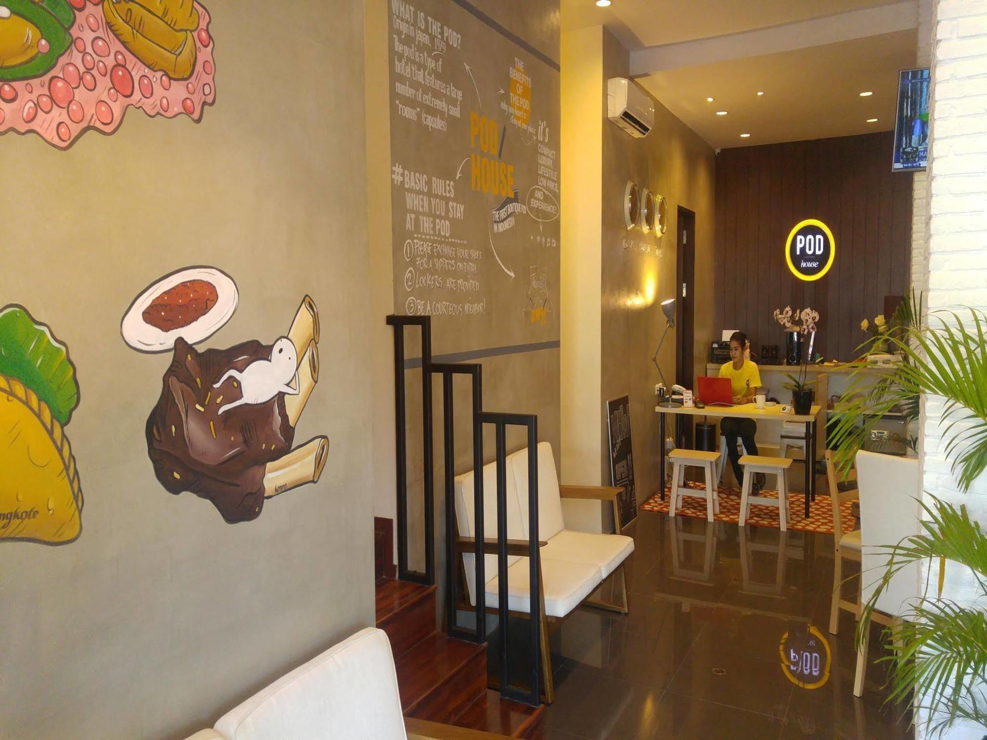 Pod House Makassar Hostel Buitenkant foto