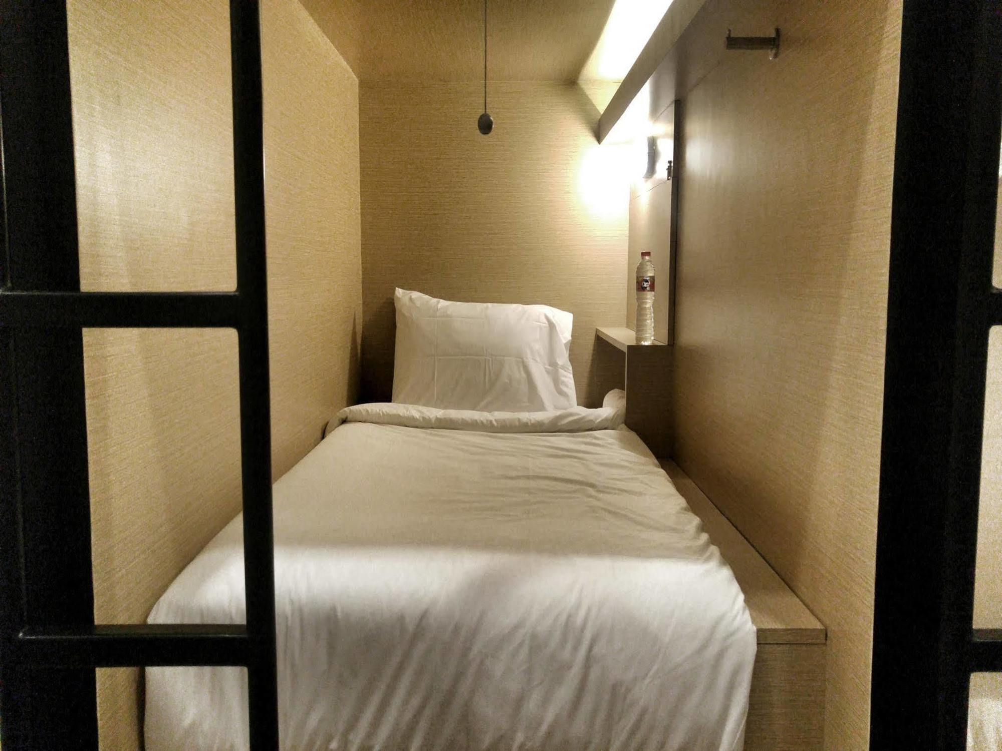 Pod House Makassar Hostel Buitenkant foto