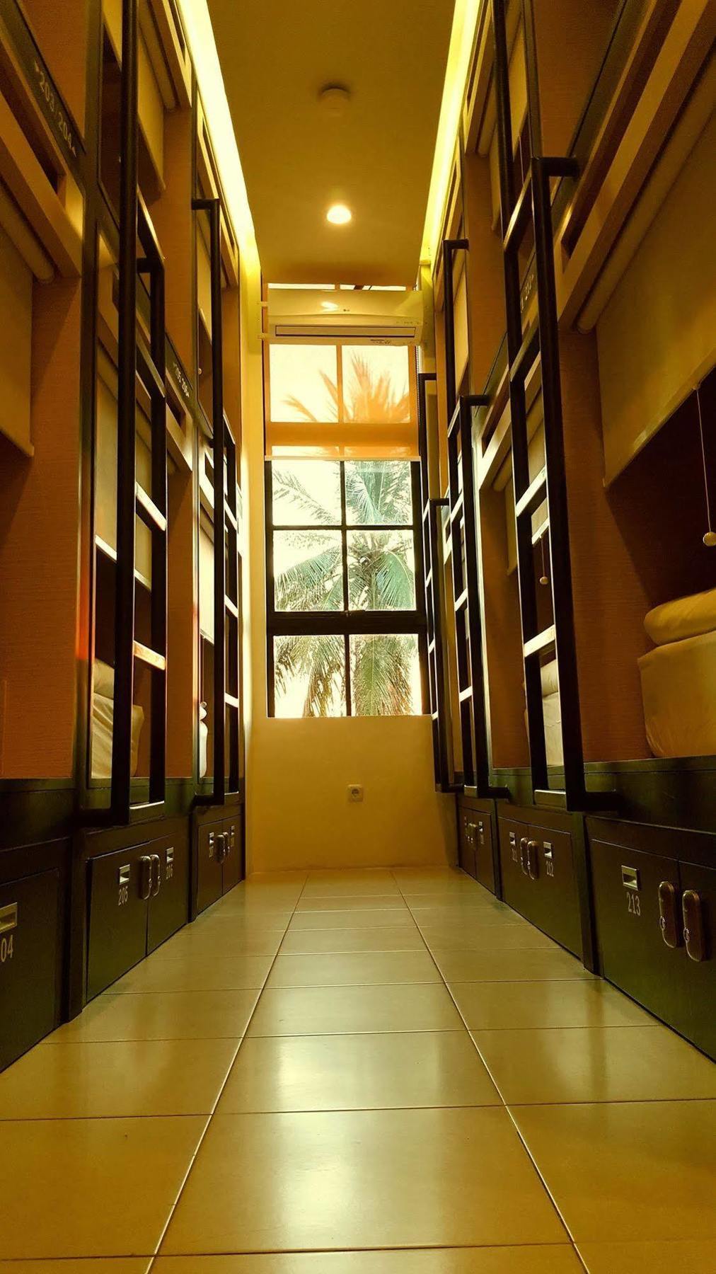 Pod House Makassar Hostel Buitenkant foto
